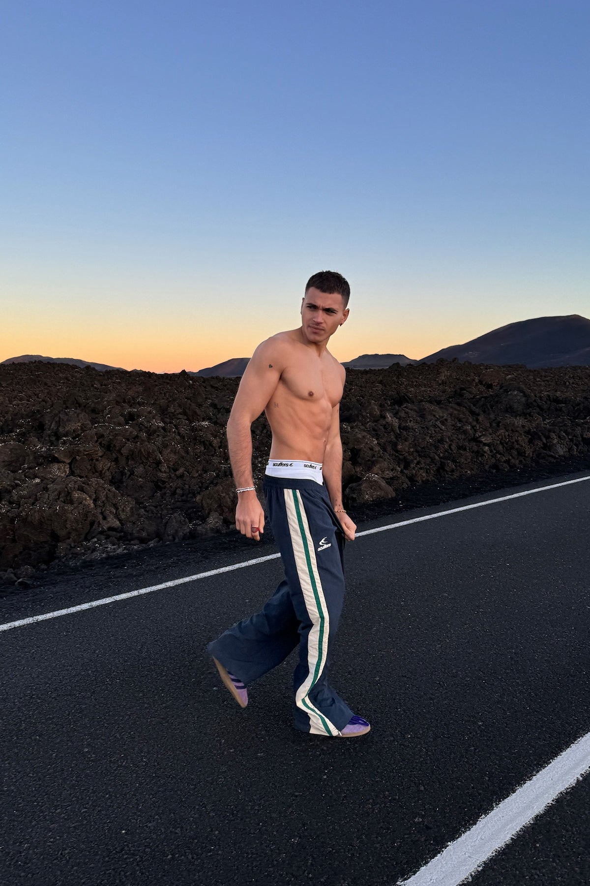 Pantalones deportivos técnicos azul marino y verde