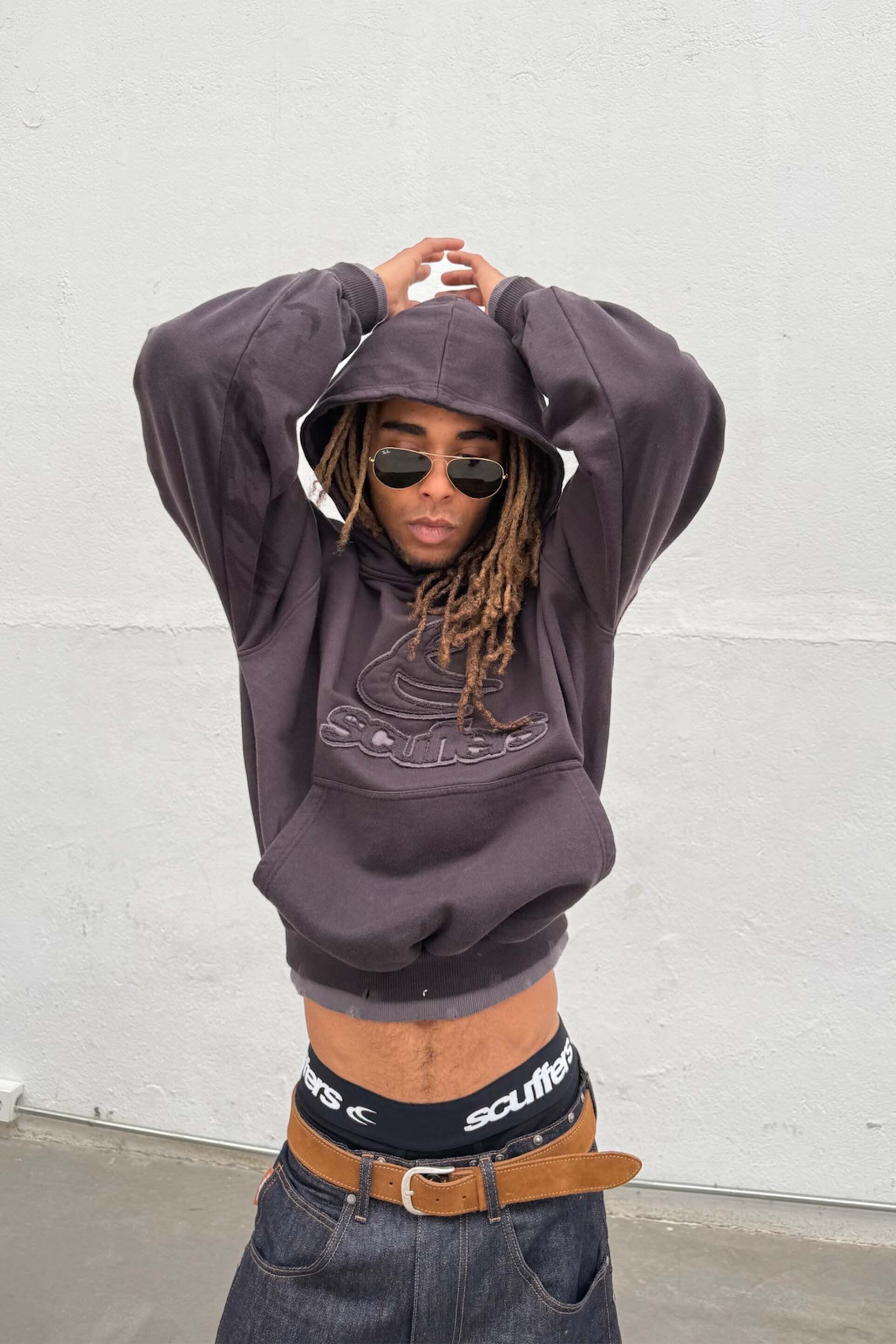 Sudadera con capucha doble oscura